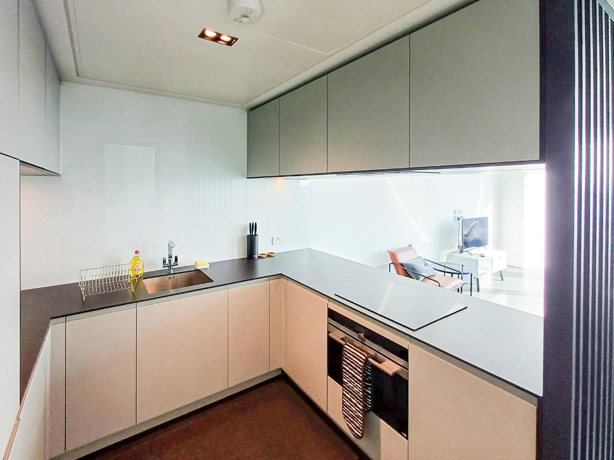 Luxury Balcony Apartment, Canary Wharf Apartment London