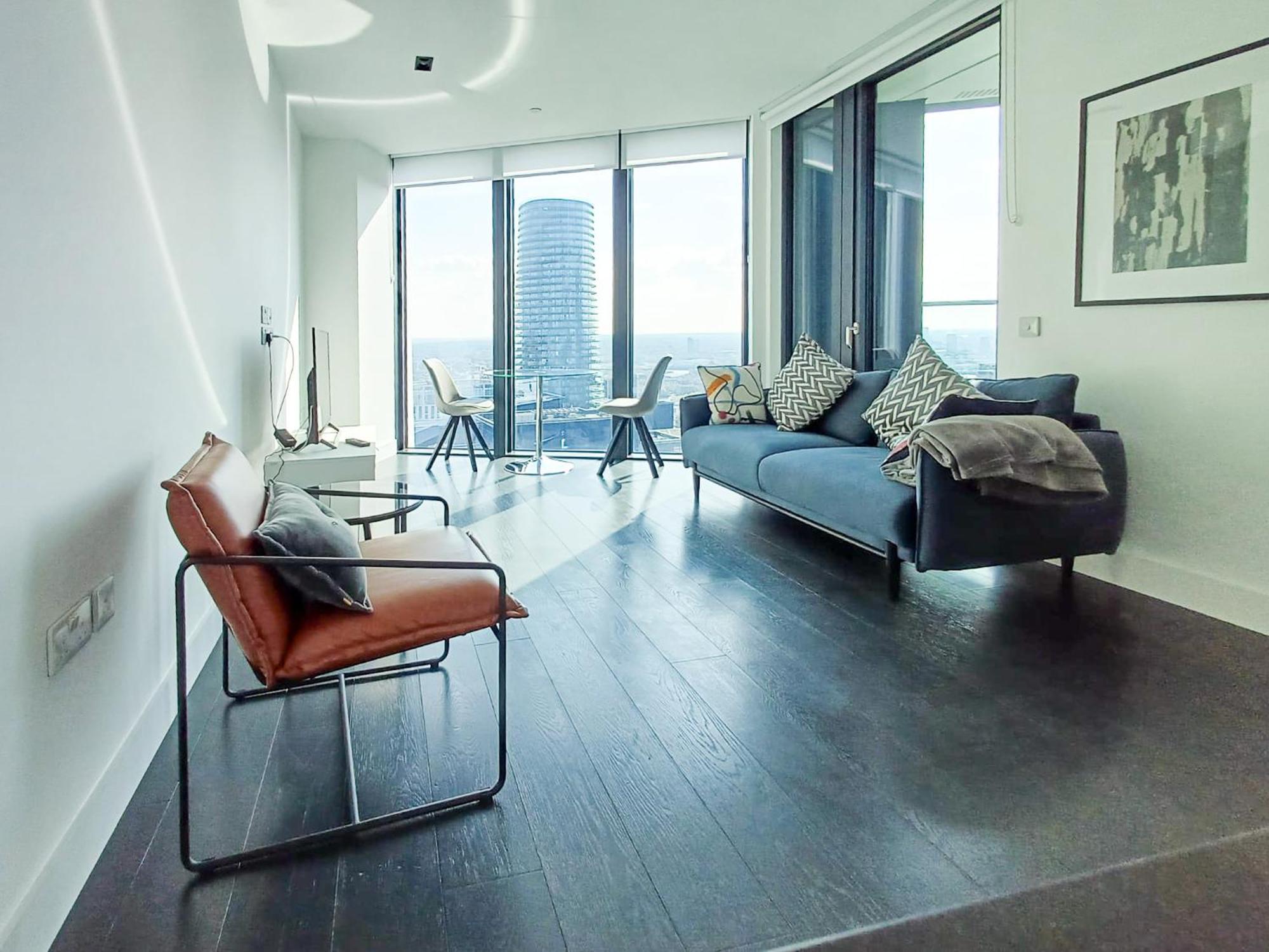 Luxury Balcony Apartment, Canary Wharf *